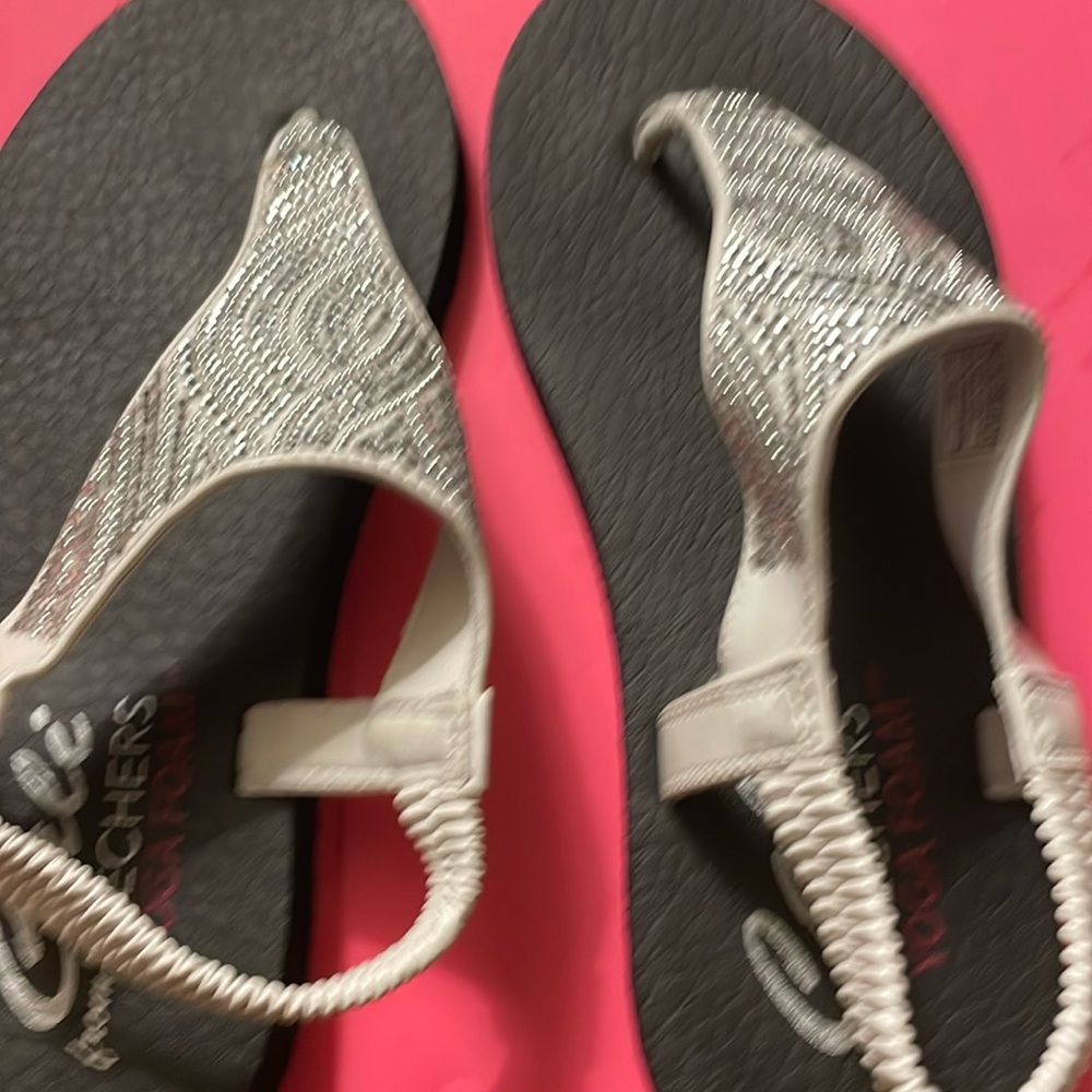 Skechers flip flop sandals. Elastic back. White with rhinestones Size 8. New.